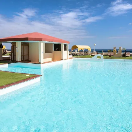Lejlighed On The Seafront, Overlooking The Beach, Swimming Pools, Equipped. Wifi *